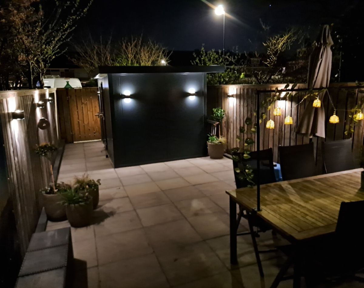 Groby maatwerk berging tijdens plaatsing op locatie Putten zonsondergang