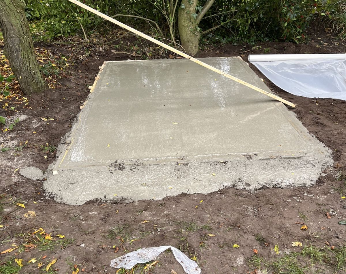 Betonnen fundering voor een tuinberging in Achterveld