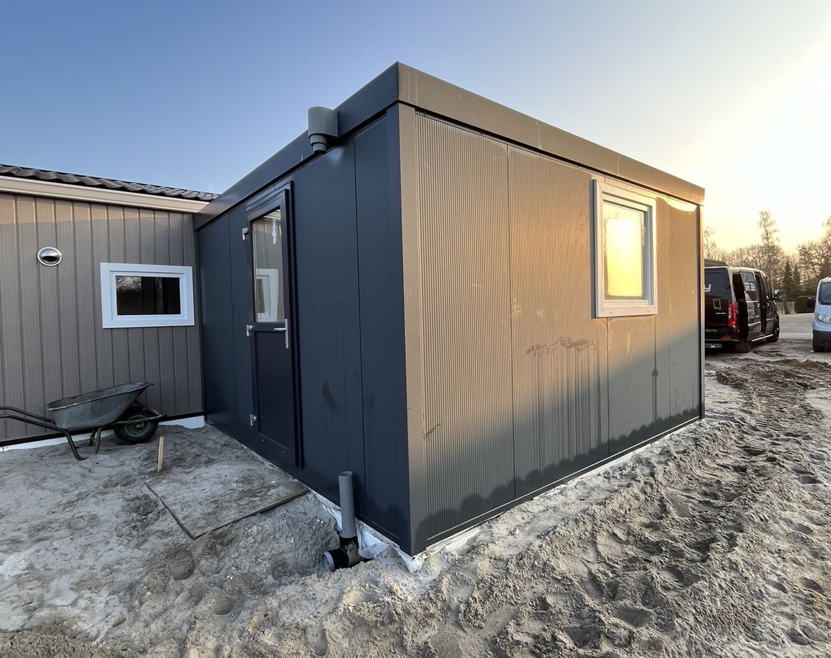 Groby maatwerk berging beige aluminium bij zonsondergang Putten