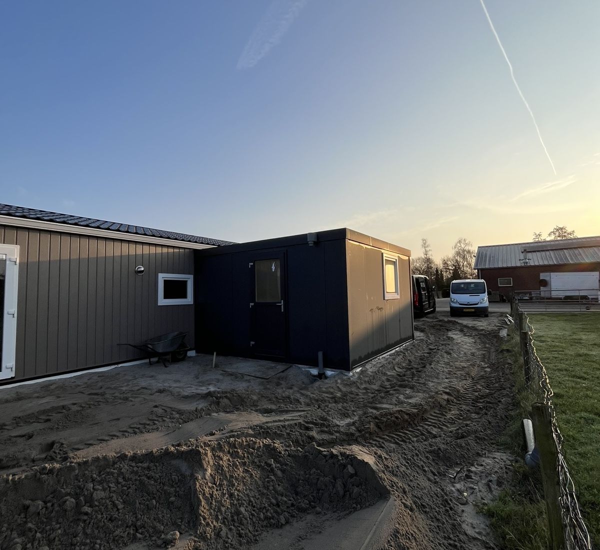 Groby maatwerk berging tijdens plaatsing op locatie Putten zonsondergang