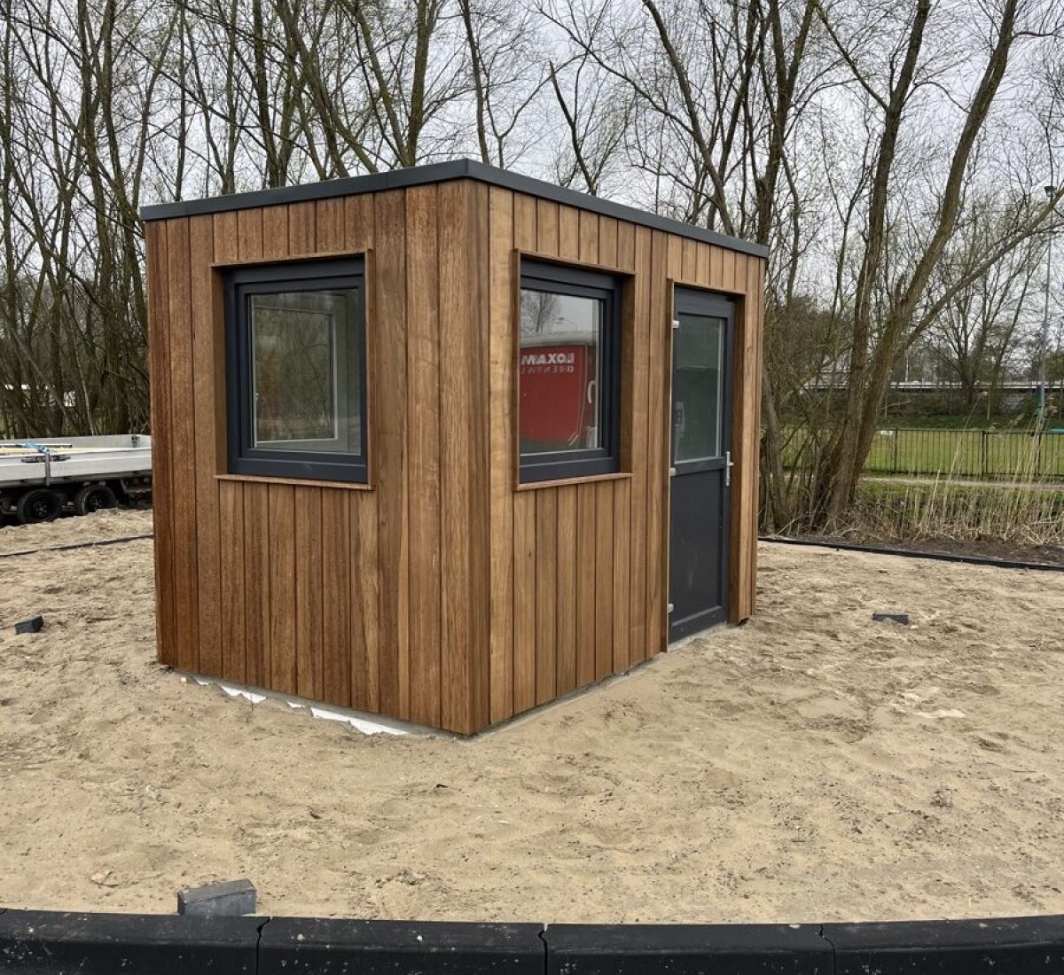 Groby maatwerk berging tijdens plaatsing op locatie Putten zonsondergang