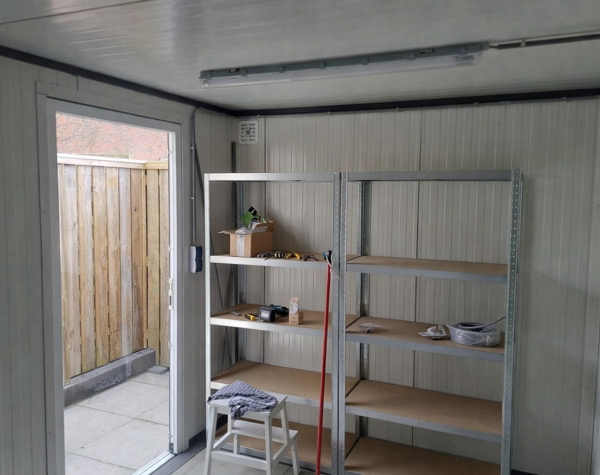 interieur opbergsysteem in mooie tuinberging