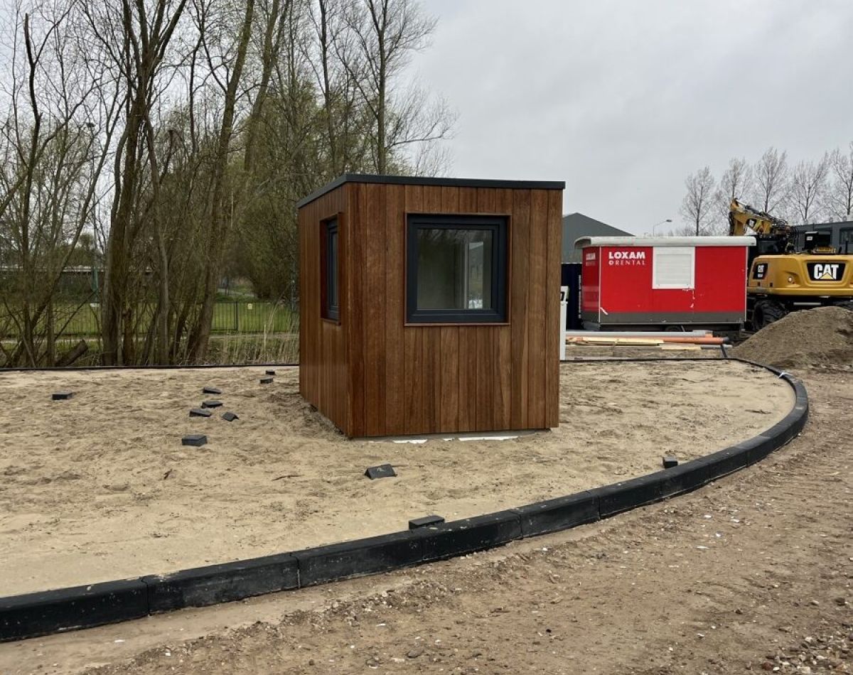 Groby maatwerk berging beige aluminium bij zonsondergang Putten