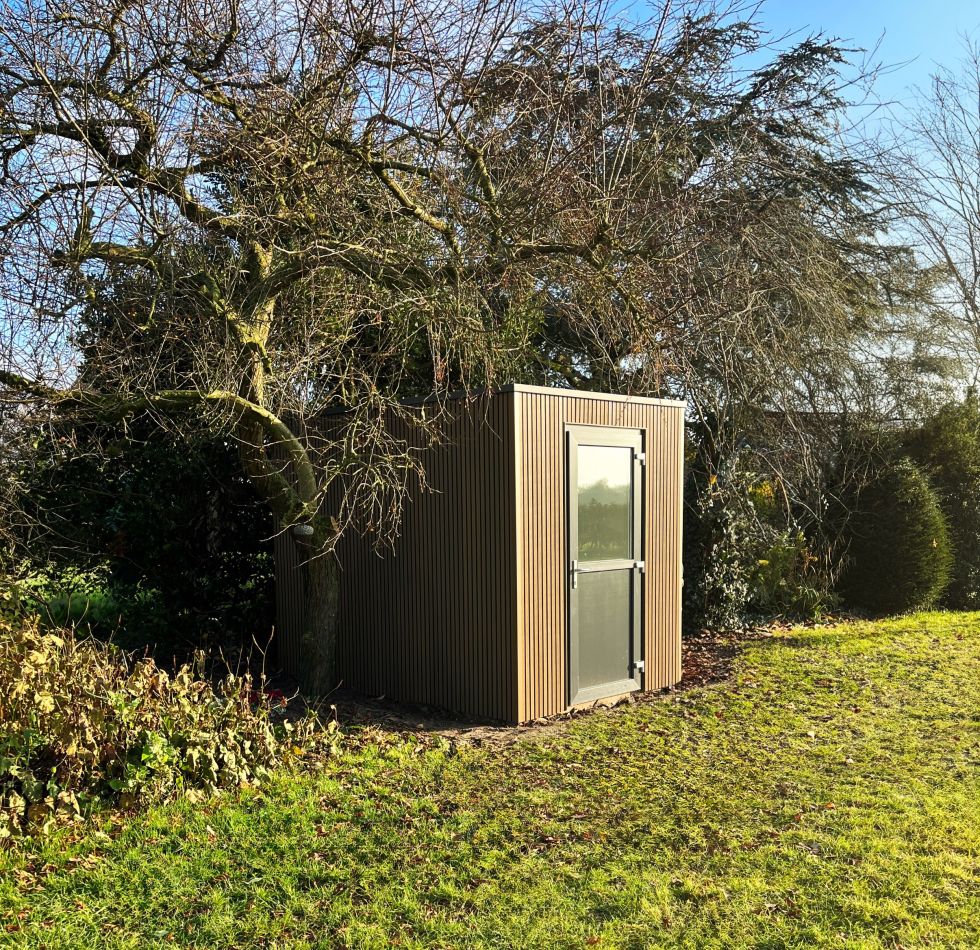 Moderne tuinberging geplaatst in een groene tuin in Achterveld, provincie Utrecht