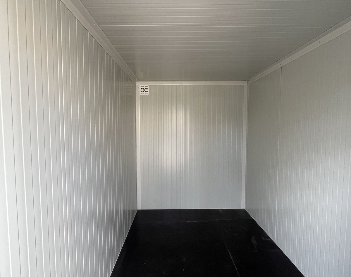 ruime opbergruimte met witte afwerking binnenin Groby vakantiepark berging