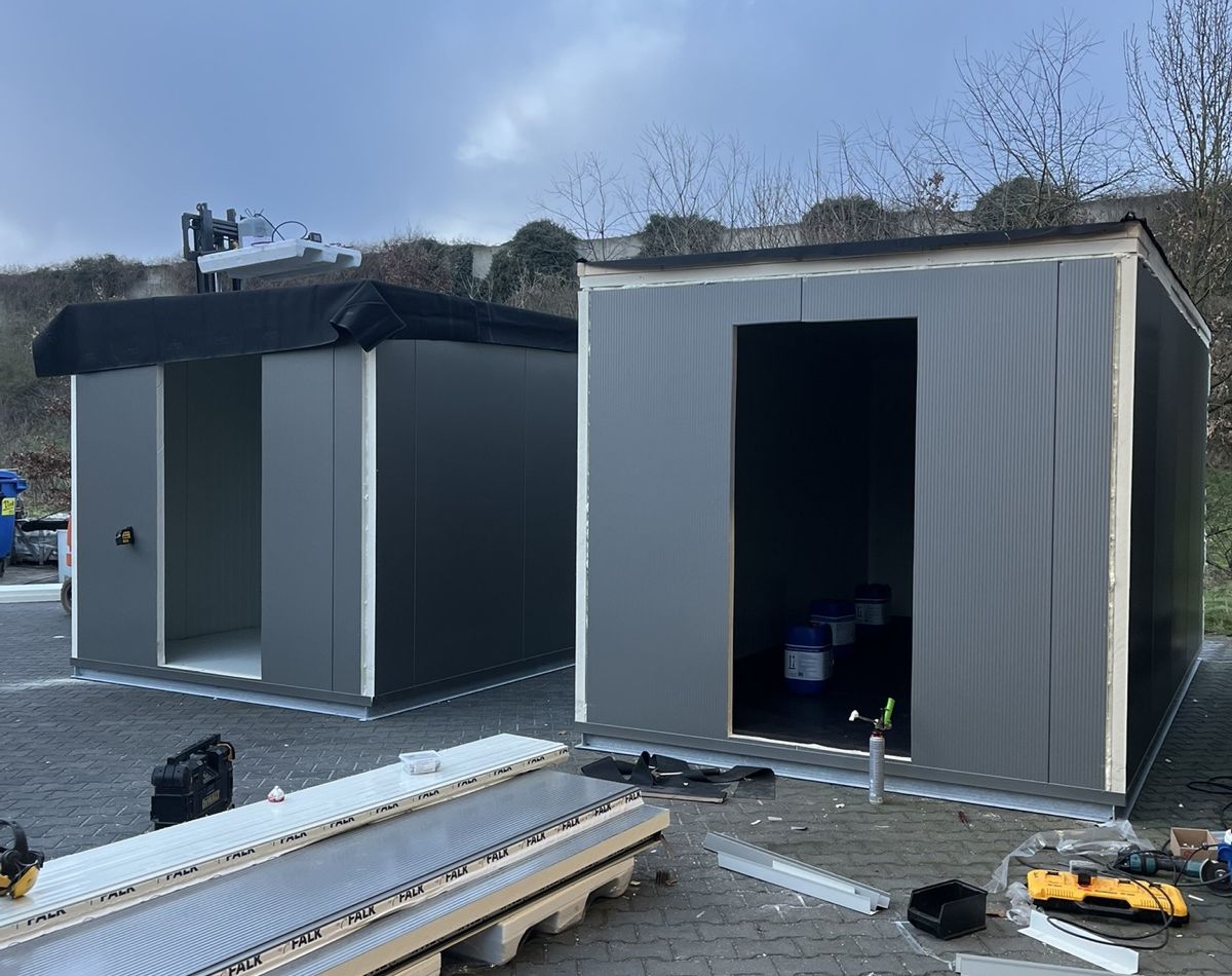 Groby prefab berging beige dubbele unit met twee deuren en ramen