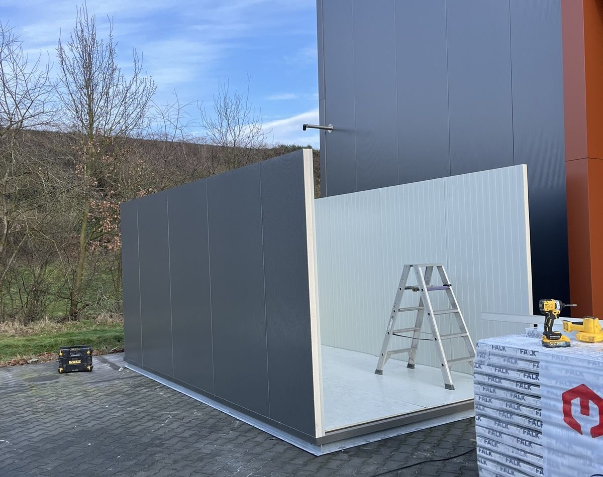 close-up houtcomposiet bekleding met Groby badge onderaan