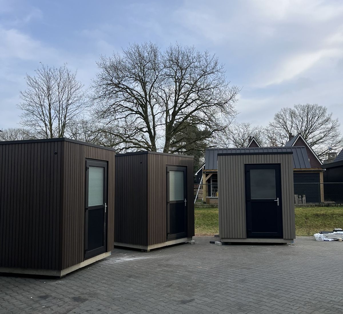 overzicht drie prefab bergingen houtcomposiet-look vakantiepark
