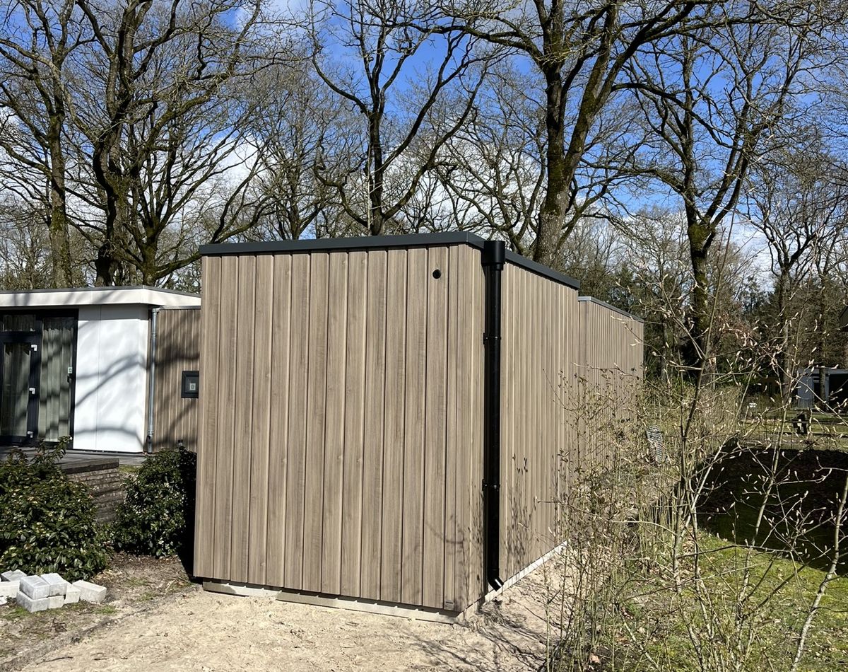zijkant maatwerk berging houtcomposiet op vakantiepark