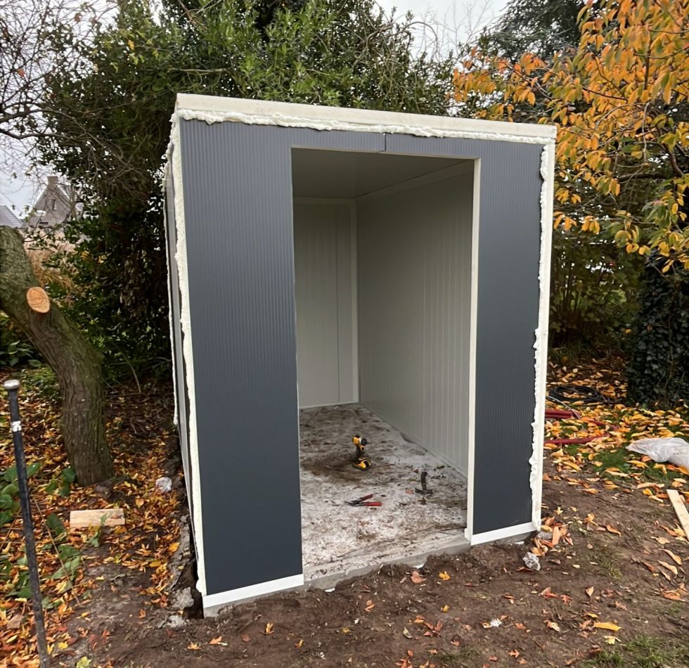 Opbouw van een tuinberging op locatie in Achterveld