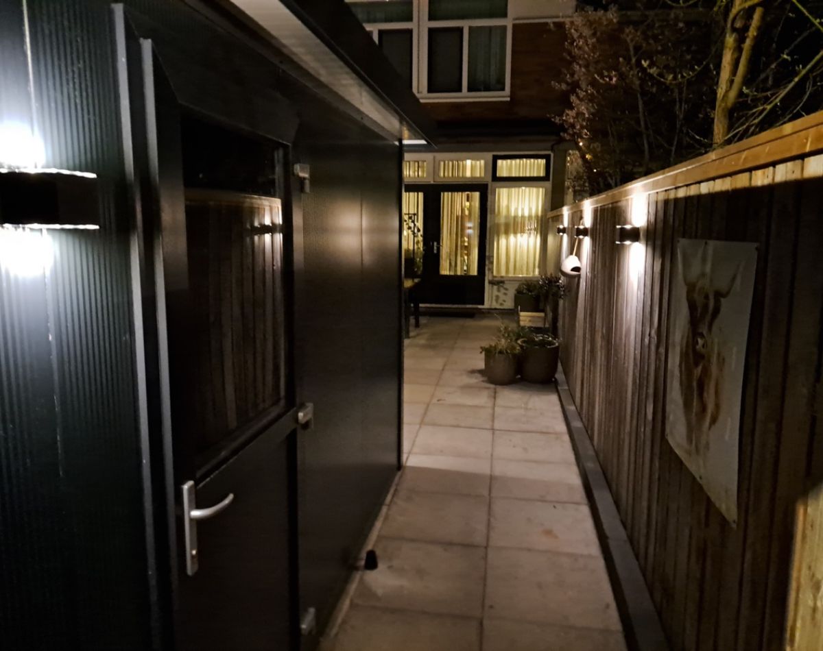 Groby maatwerk berging beige aluminium bij zonsondergang Putten
