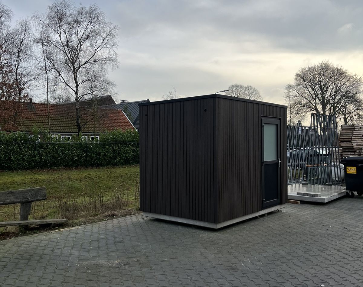 zwarte Groby prefab berging met deur op vakantiepark