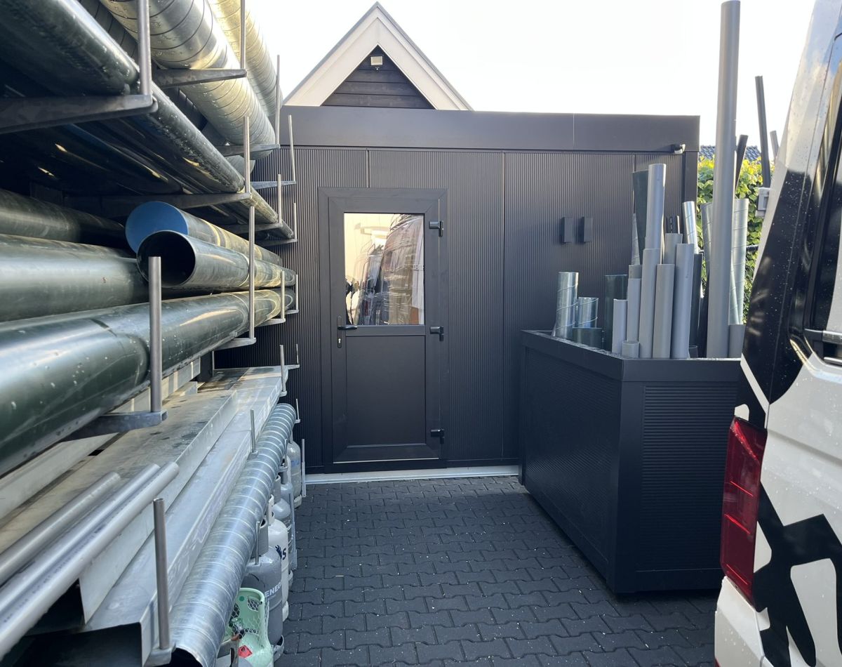 Groby maatwerk berging walnoot composiet frontaal aanzicht Stroe