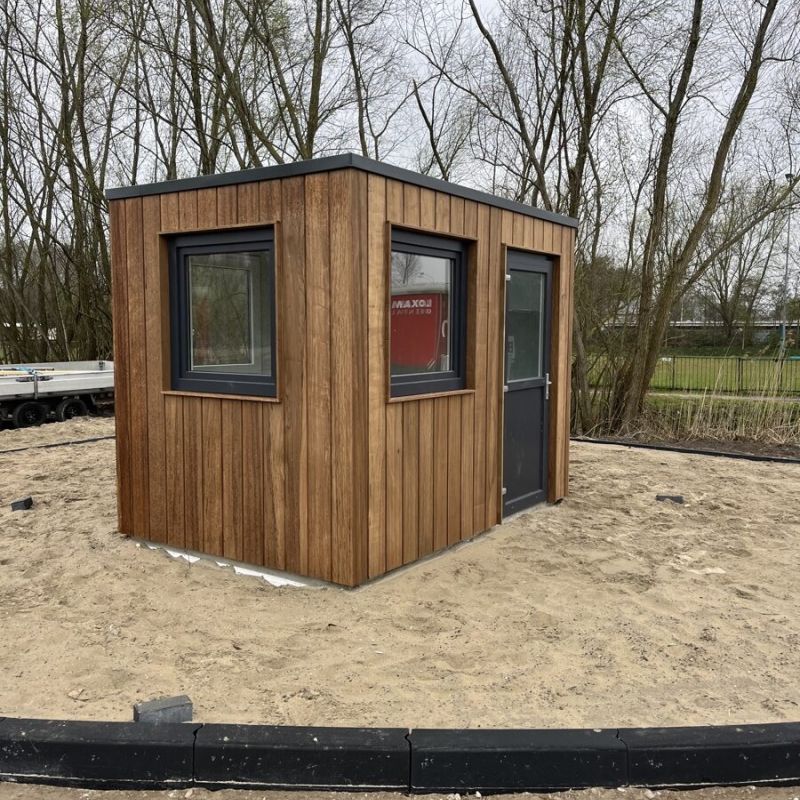 Opslag- en bergingsruimte voor zwembadinstallatie – nette afwerking en techniekopstelling buitenruimte