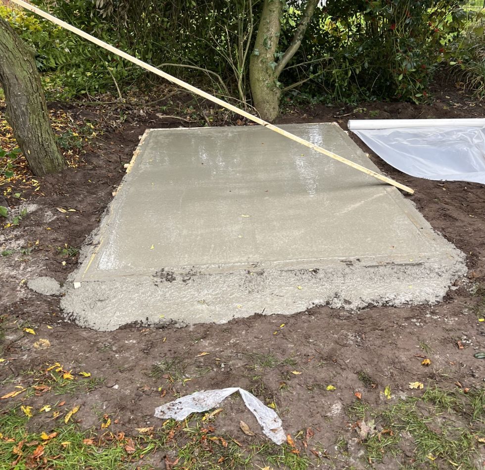 Betonnen fundering voor een tuinberging in Achterveld