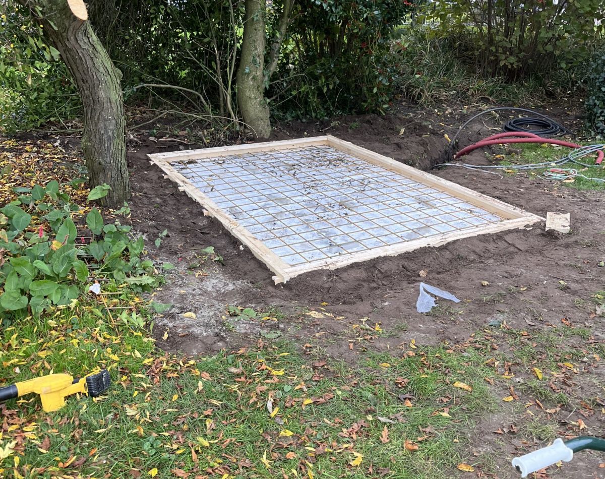 Voorbereiding van de fundering voor een tuinberging in Achterveld