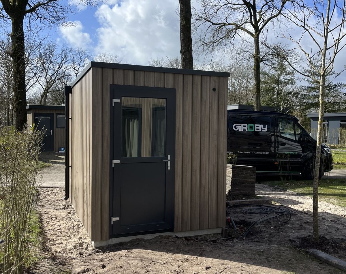 maatwerk berging houtcomposiet geplaatst op vakantiepark