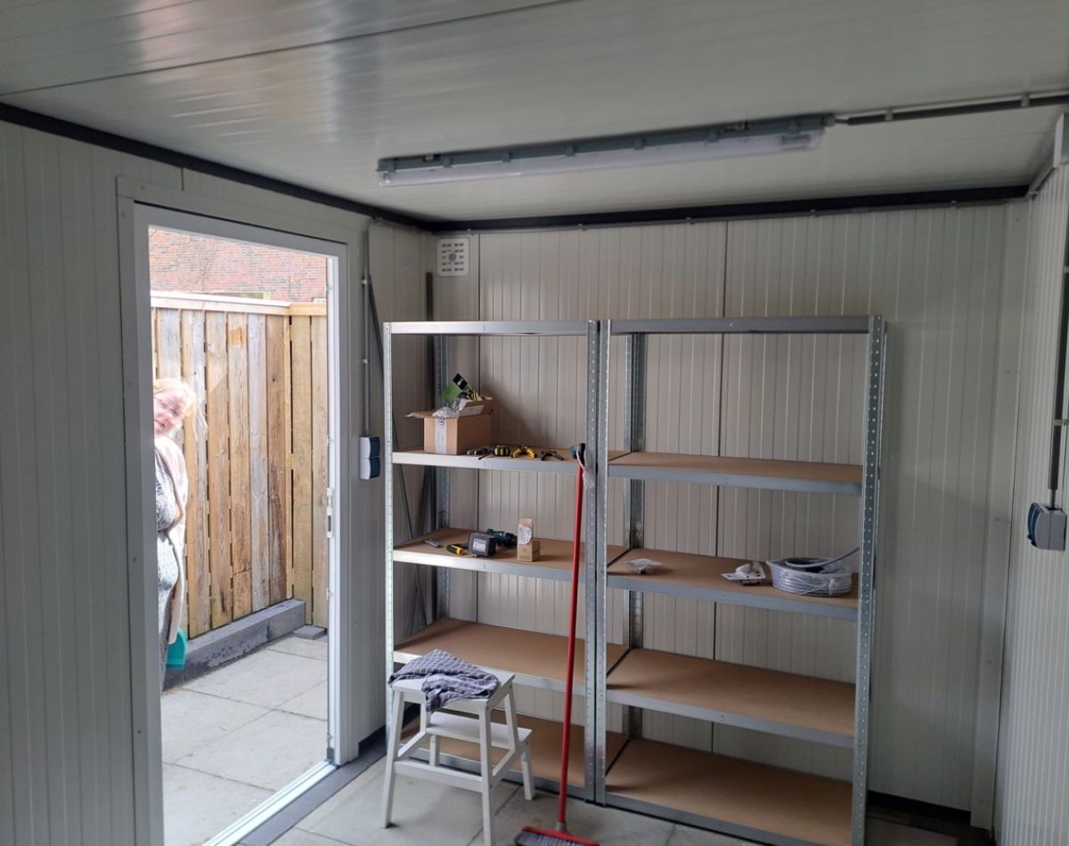 Groby maatwerk berging antraciet aluminium met ramen close-up