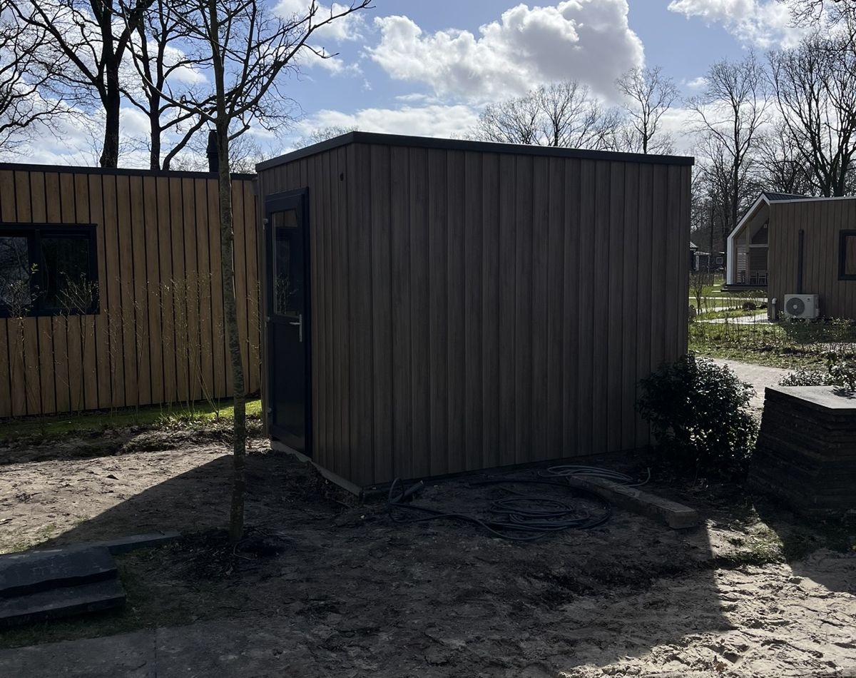 houtcomposiet berging in context van vakantiepark