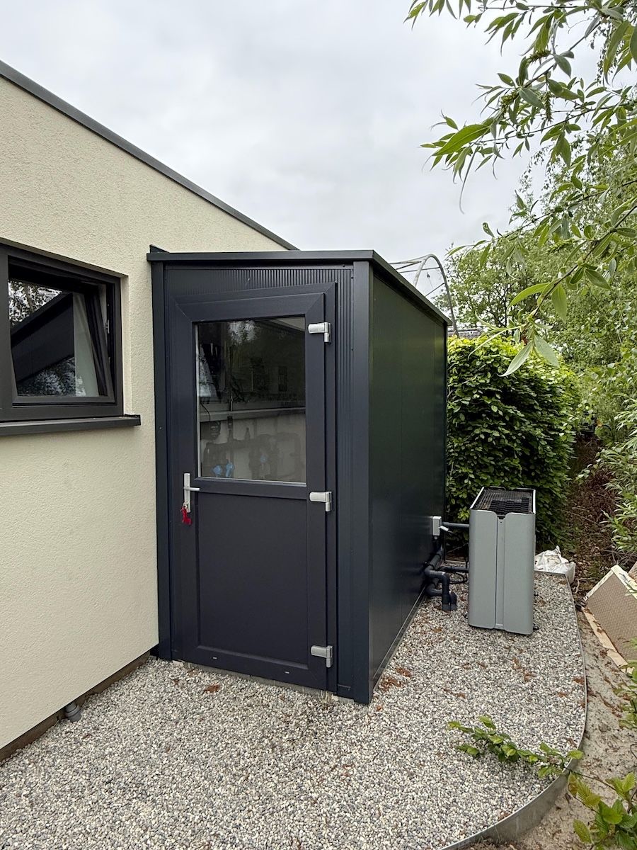 Opslag- en bergingsruimte voor zwembadinstallatie – nette afwerking en techniekopstelling buitenruimte