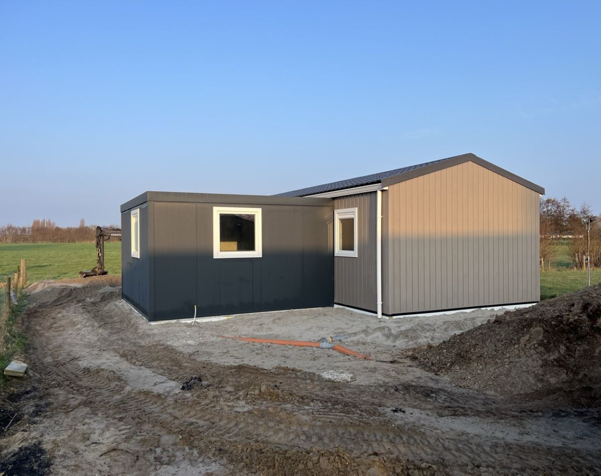 Groby maatwerk berging tijdens plaatsing op locatie Putten zonsondergang