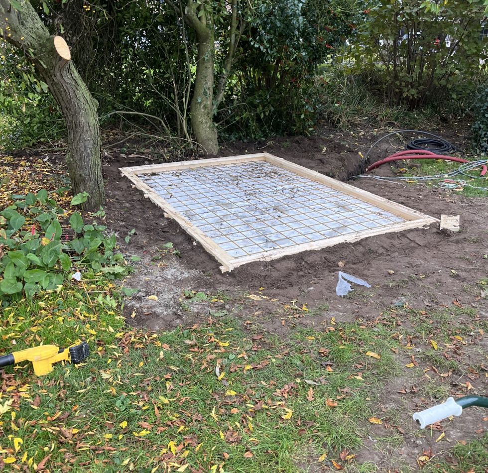 Voorbereiding van de fundering voor een tuinberging in Achterveld