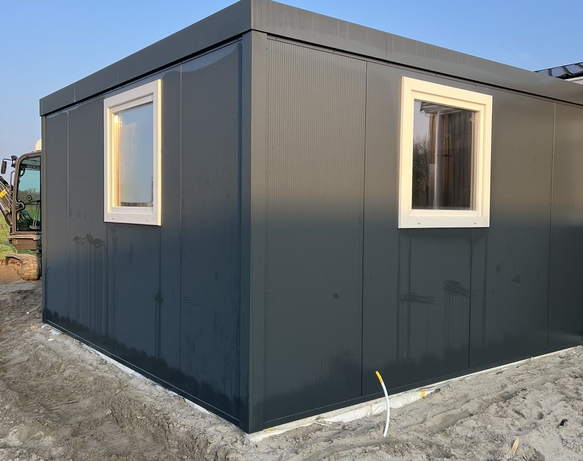 Groby maatwerk berging antraciet aluminium met ramen close-up