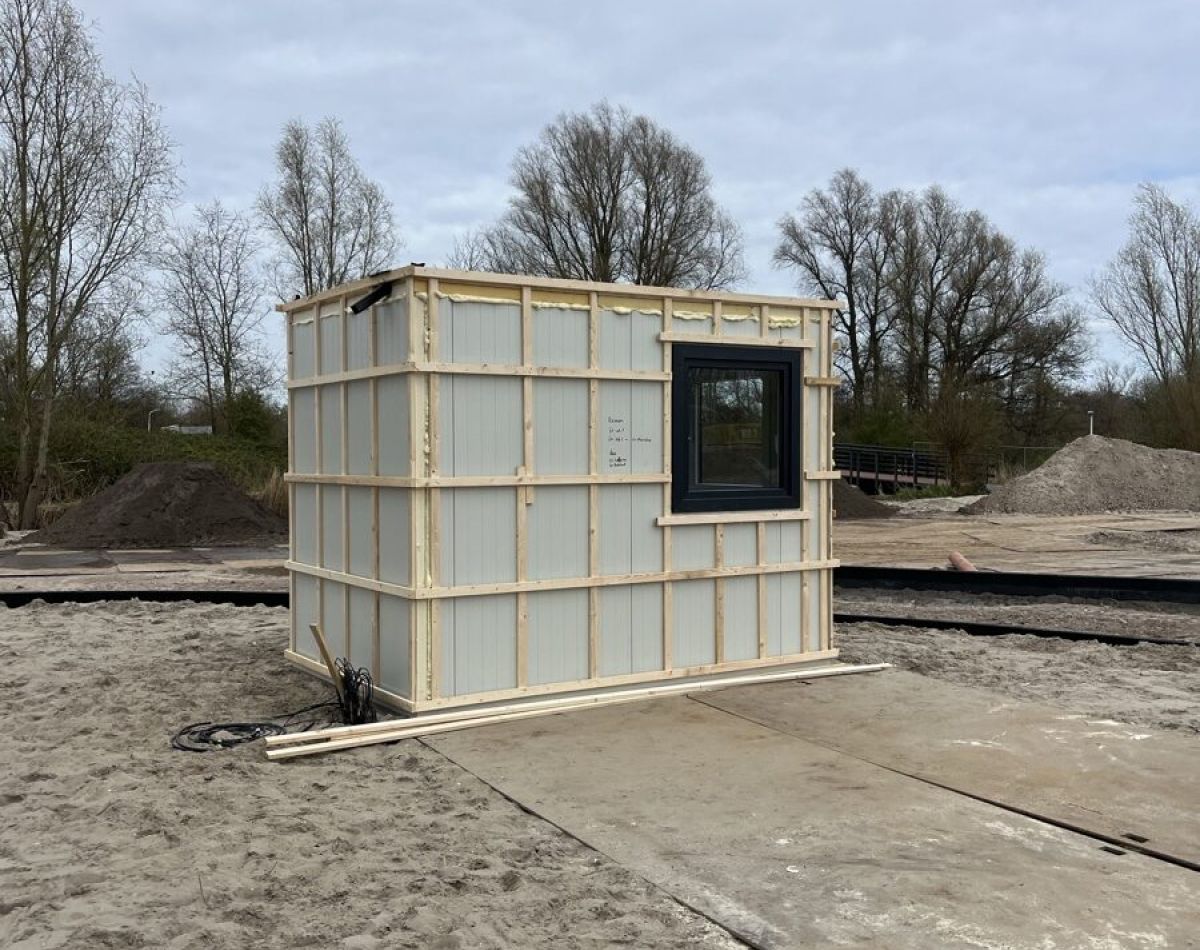 Groby maatwerk berging antraciet aluminium met ramen close-up