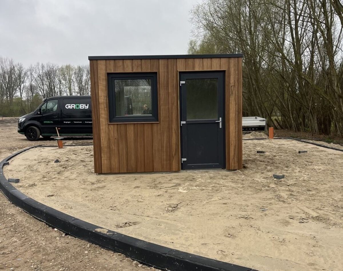 Groby maatwerk berging tijdens plaatsing op locatie Putten zonsondergang