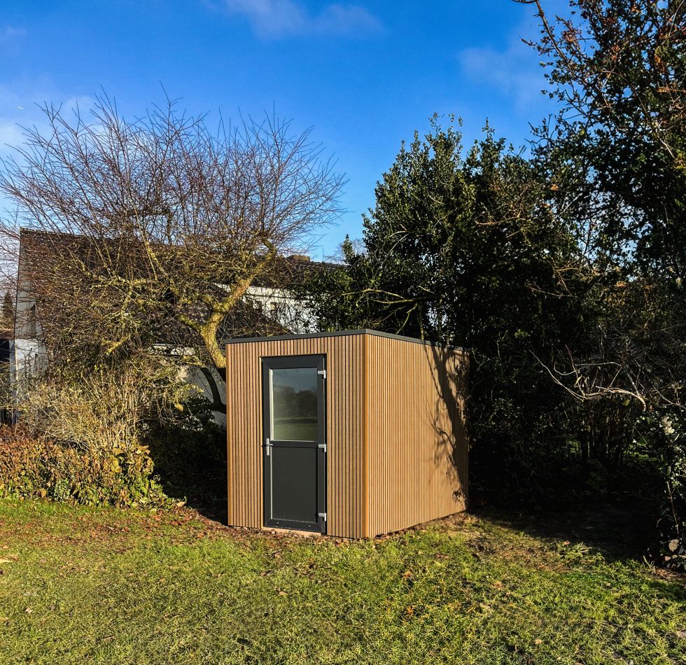 Tuinberging met strak ontwerp geplaatst in Achterveld