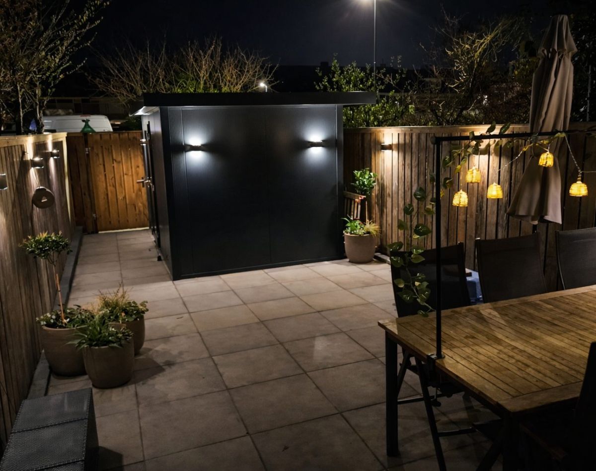 verlichte berging 's nachts in de tuin