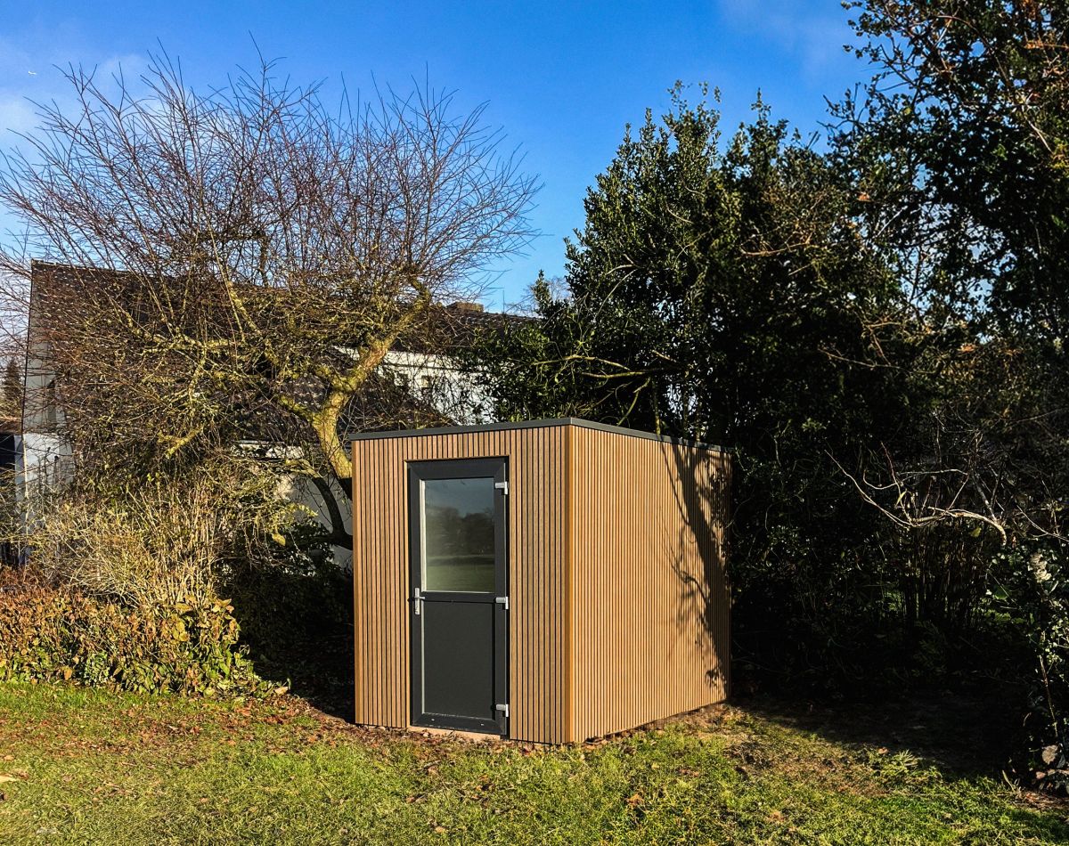 Moderne tuinberging geplaatst in een groene tuin in Achterveld, provincie Utrecht