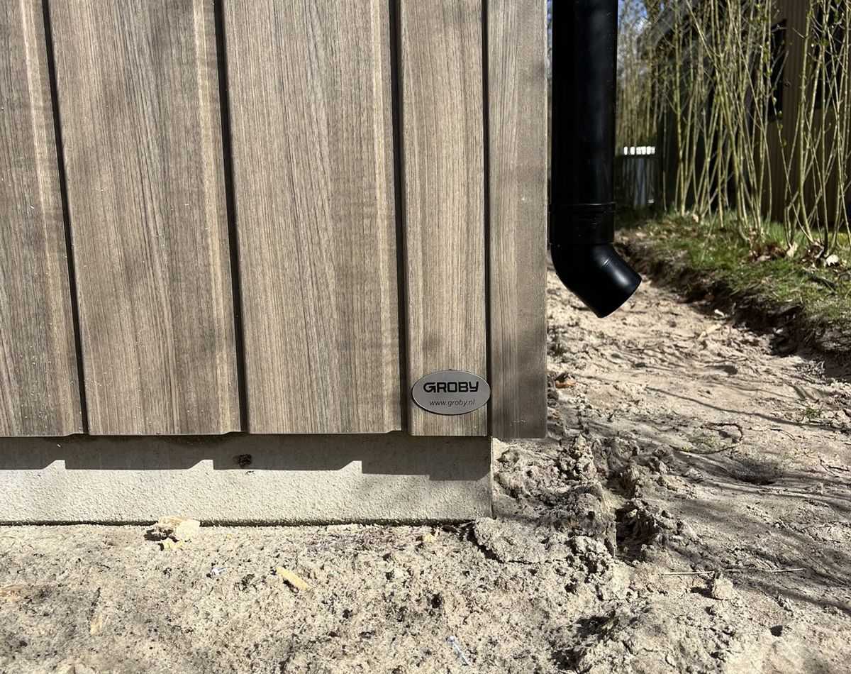 close-up houtcomposiet bekleding met Groby badge onderaan