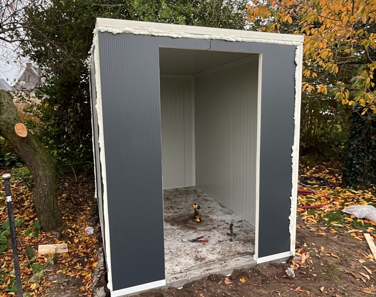 Opbouw van een tuinberging op locatie in Achterveld