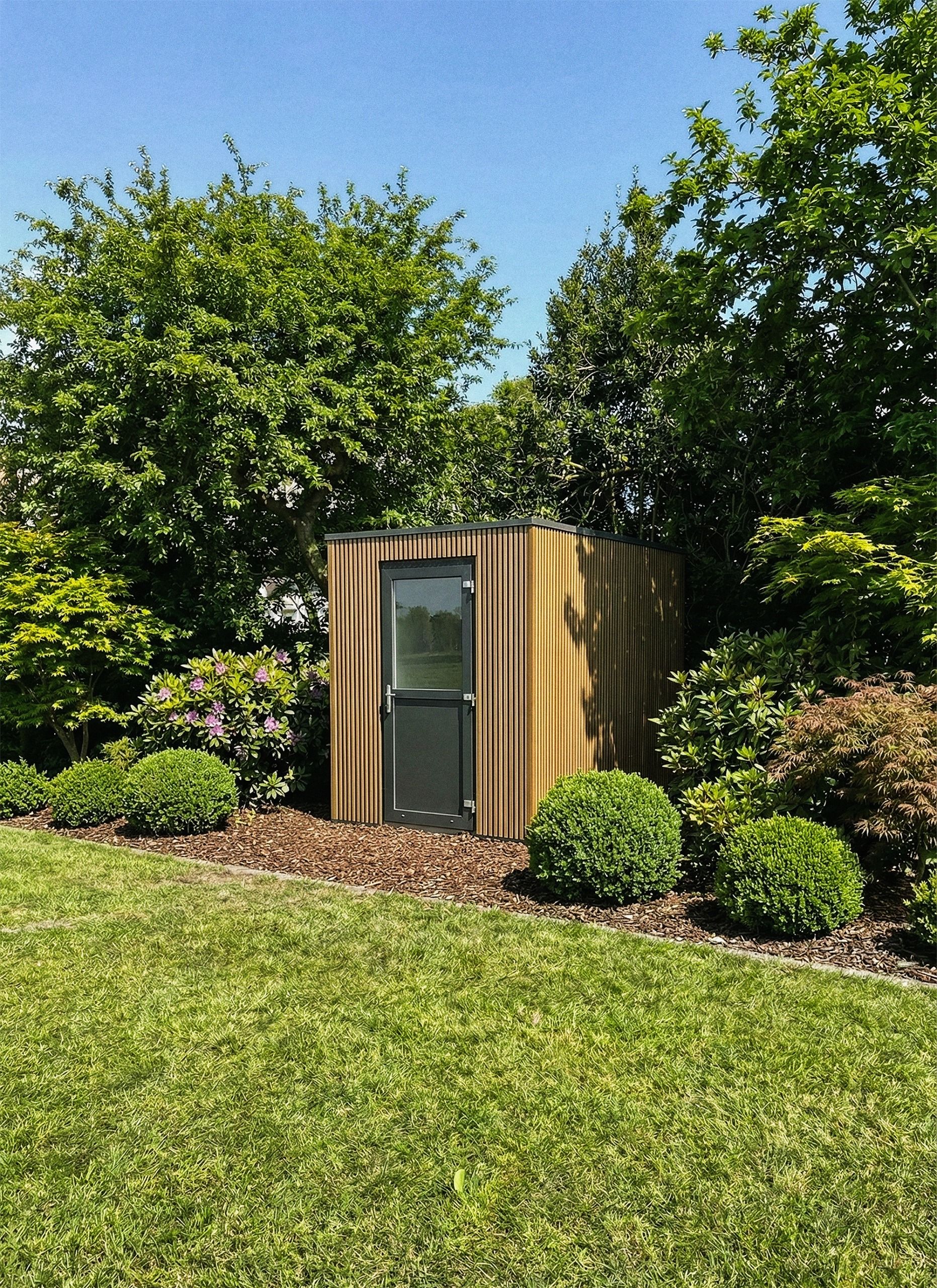 Fietsenberging geplaatst in de tuin.