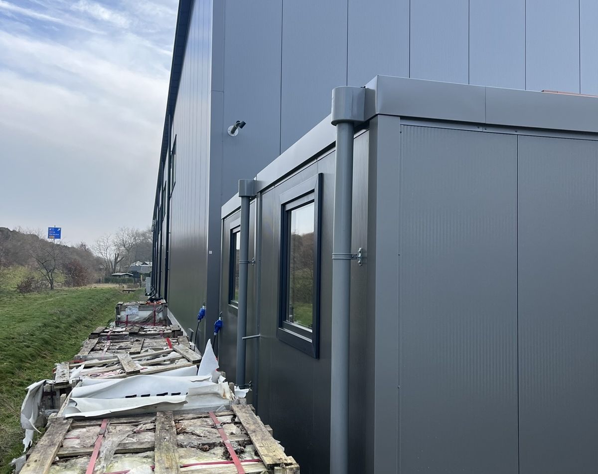 Groby prefab berging beige dubbele unit met twee deuren en ramen