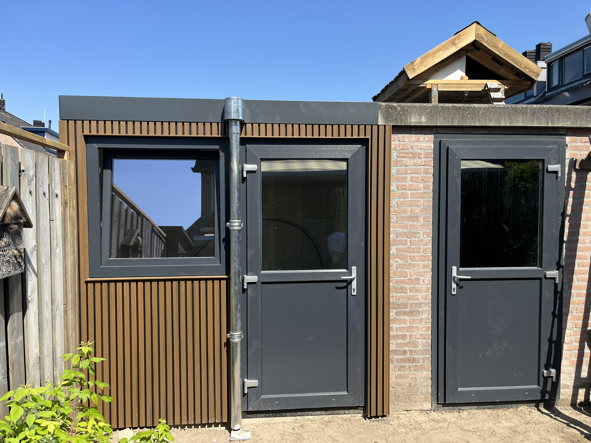 Groby geïsoleerde berging IJsselstein composiet Rhombus Teak zwart gevel frontaal