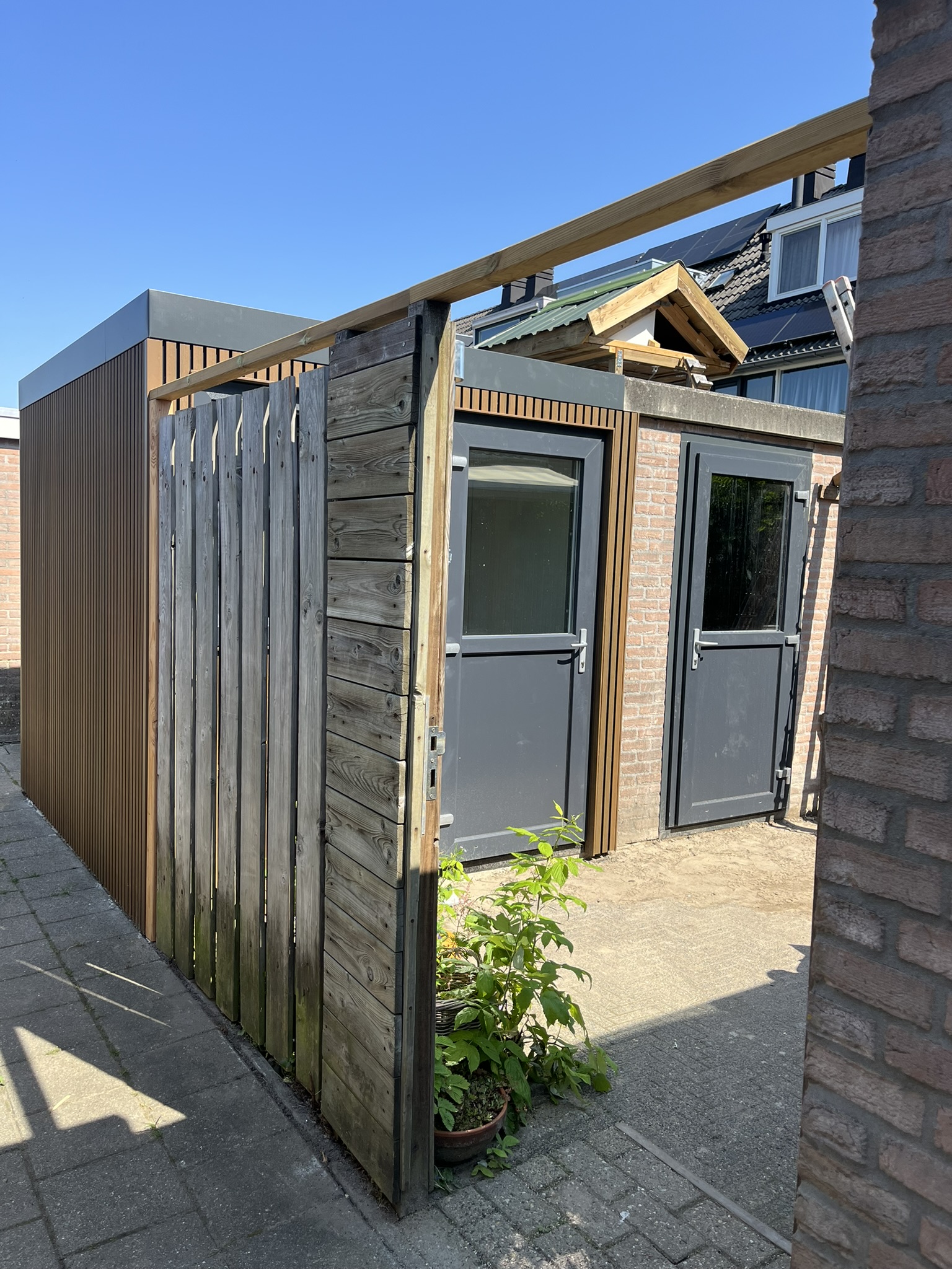 Groby berging IJsselstein composiet gevel zijaanzicht smalle strook naast woning