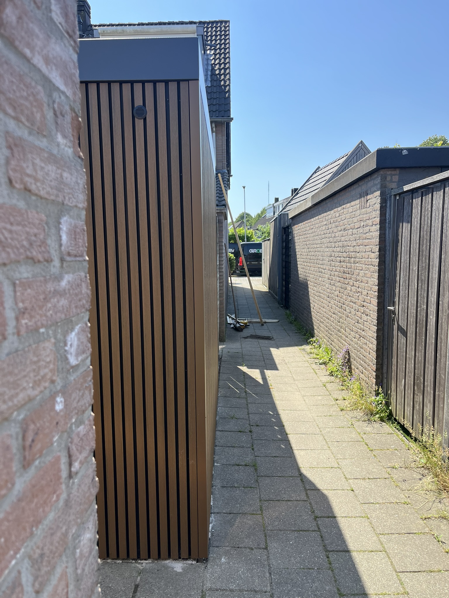 Groby berging IJsselstein composiet gevel zijaanzicht smalle strook naast woning