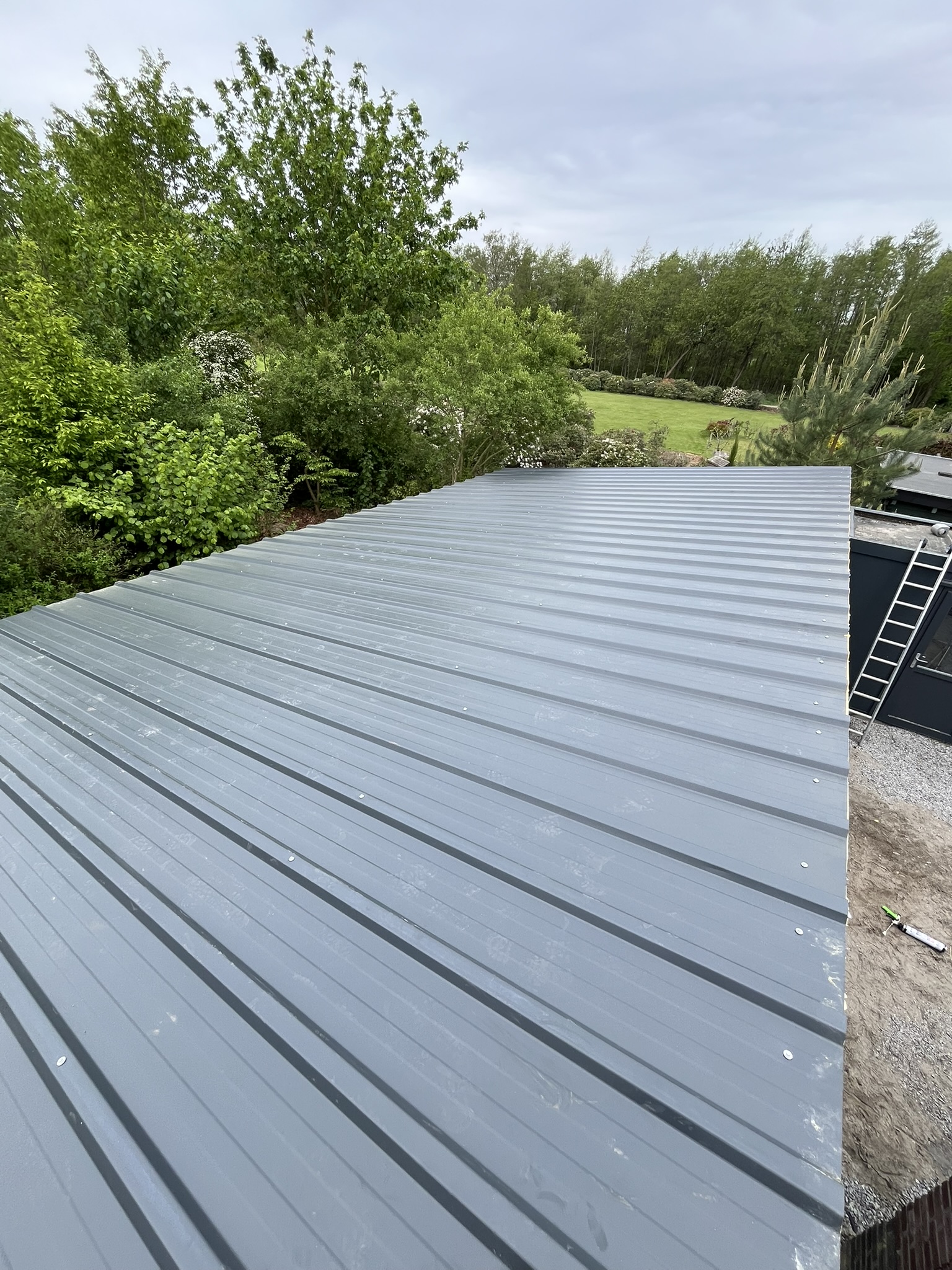 Groby schuur garage Elspeet metalen dakrand schuin aanzicht