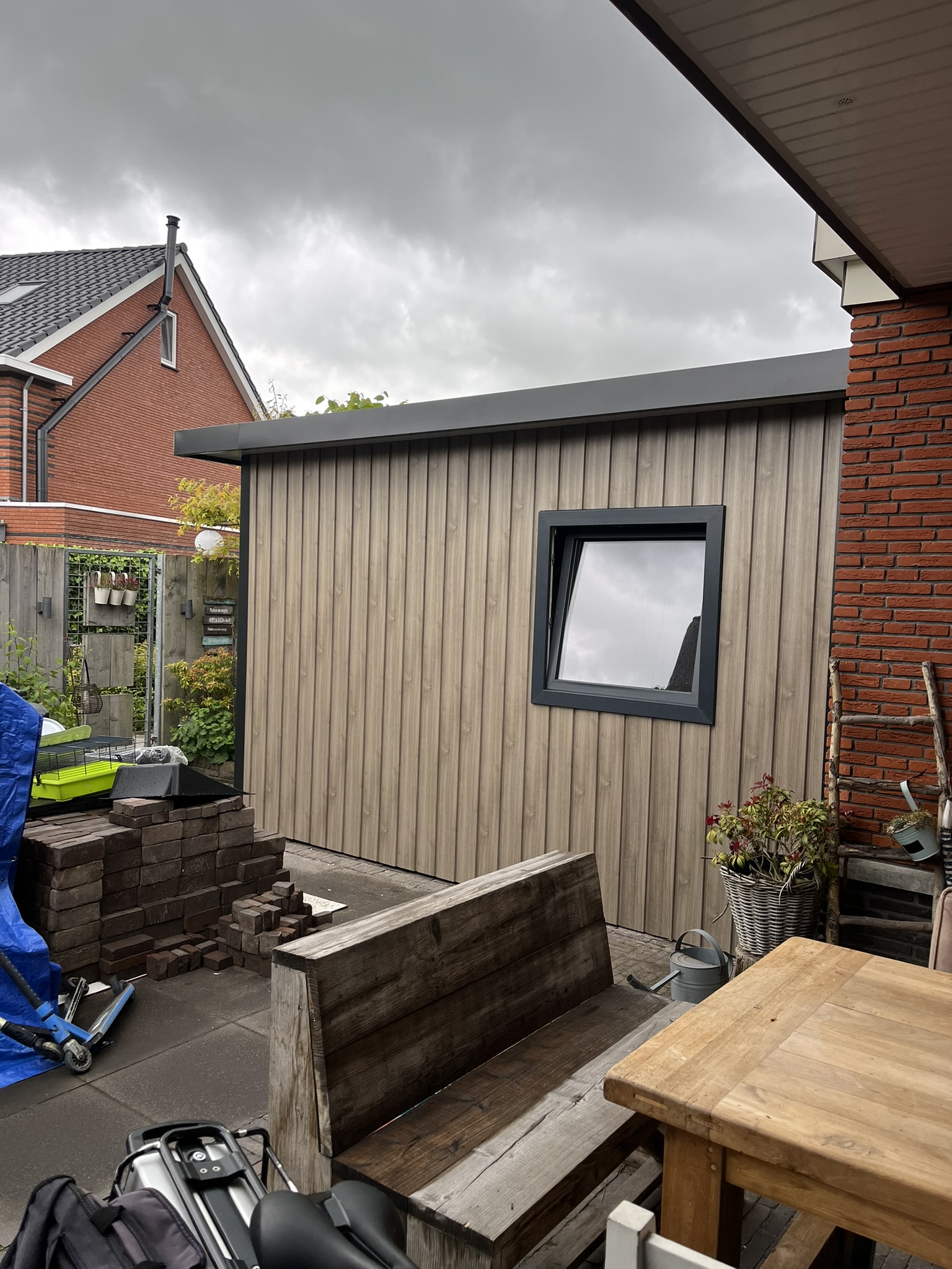 Groby maatwerk berging Kampen Vinyplus gevelbekleding vergrijsd eiken plat dak antraciet dakrand frontaal