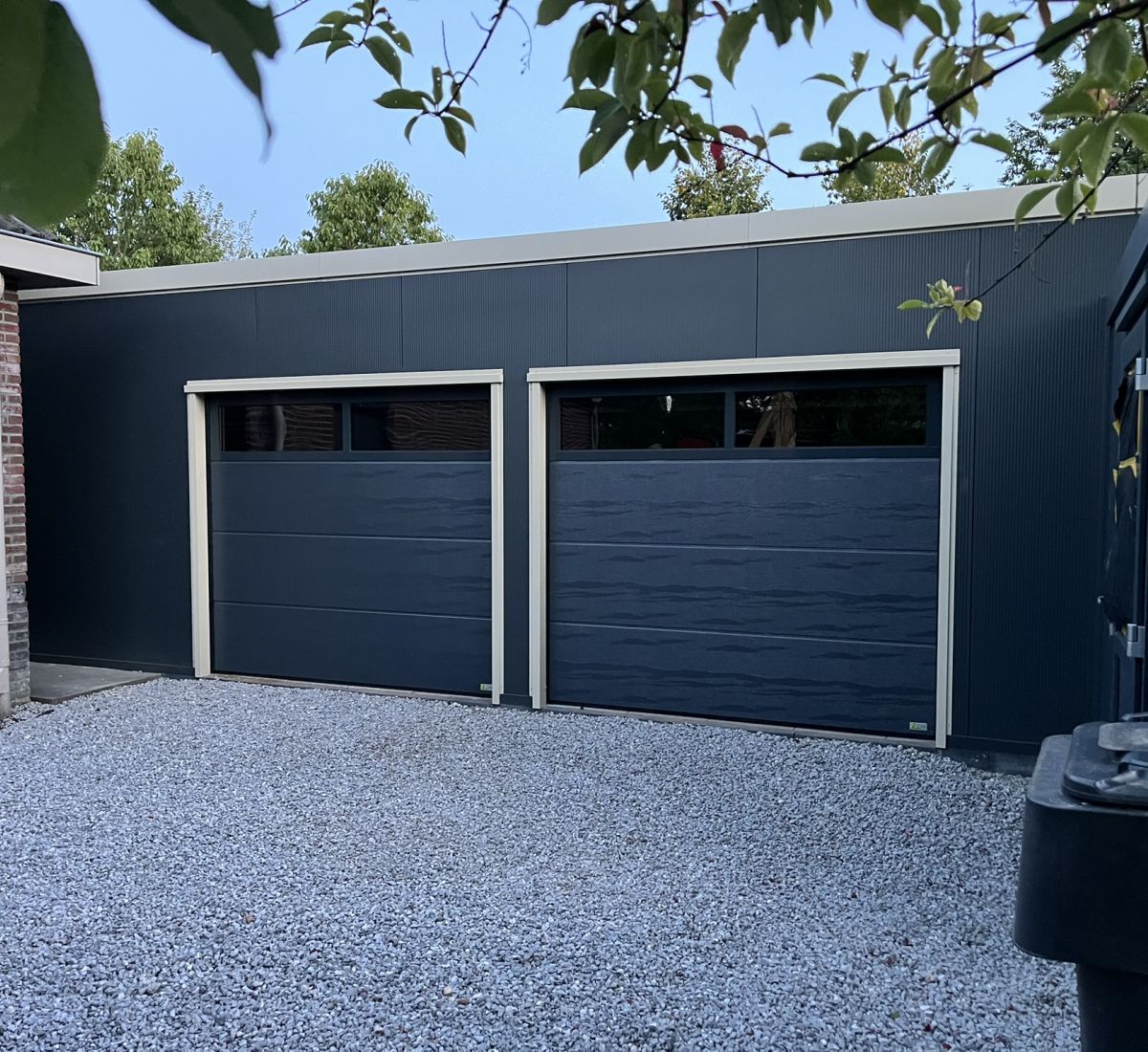 Groby schuur garage Elspeet donker damwandprofiel garagedeuren frontaal