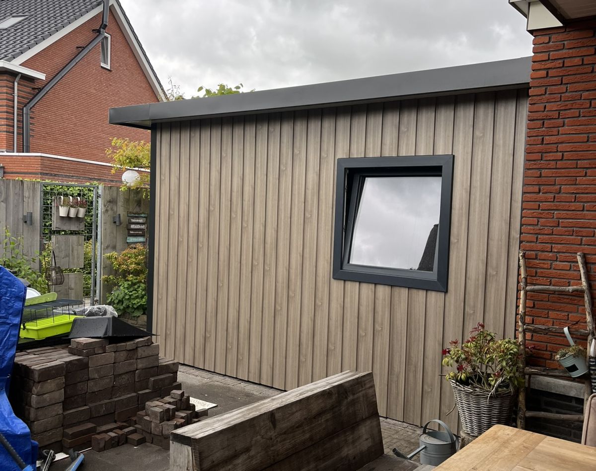Groby maatwerk berging Kampen Vinyplus gevelbekleding vergrijsd eiken plat dak antraciet dakrand frontaal