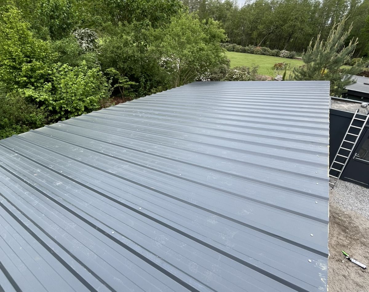 Groby schuur garage Elspeet metalen dakrand schuin aanzicht
