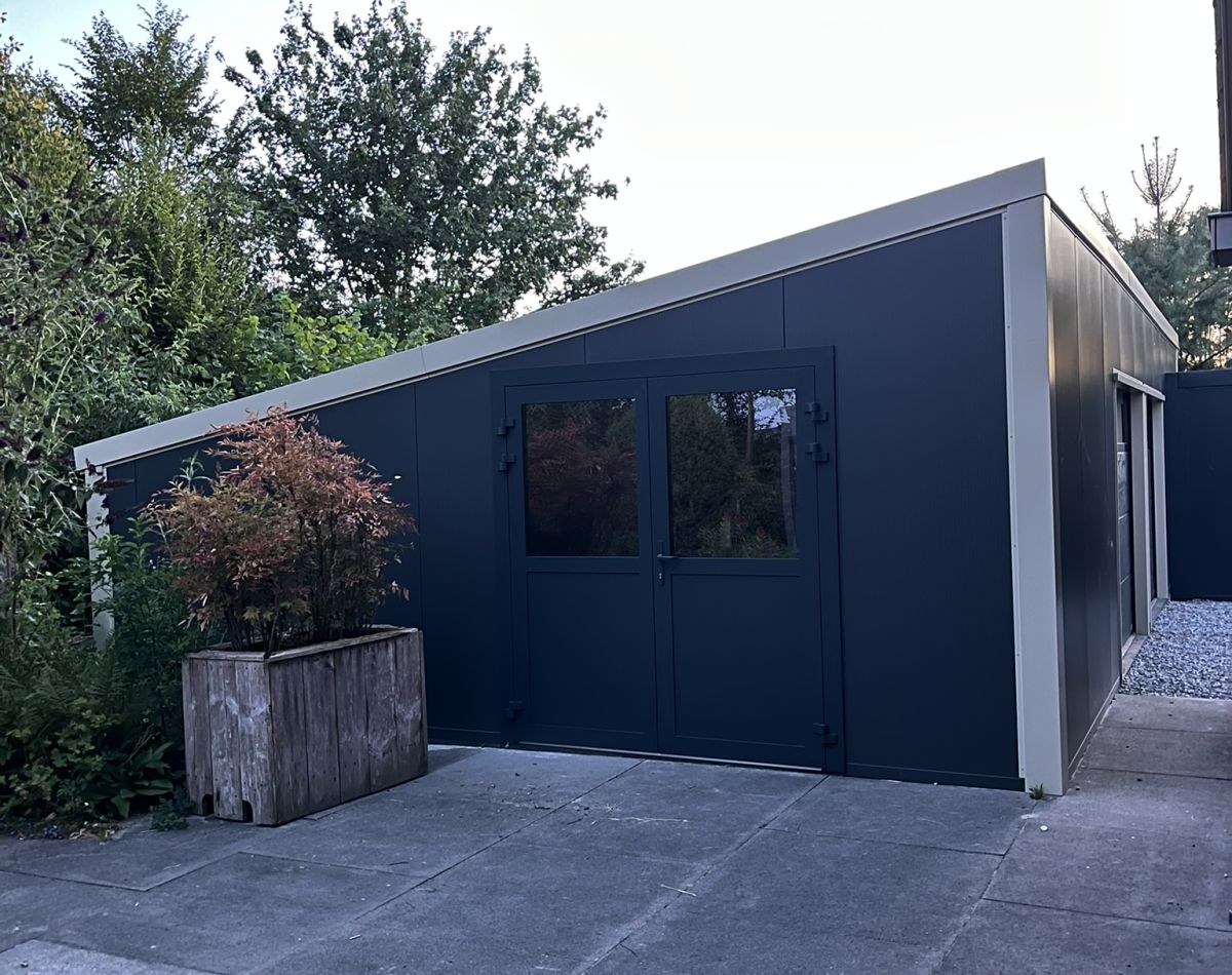 Groby schuur garage Elspeet donkere gevel dubbele deur en beige dakrand